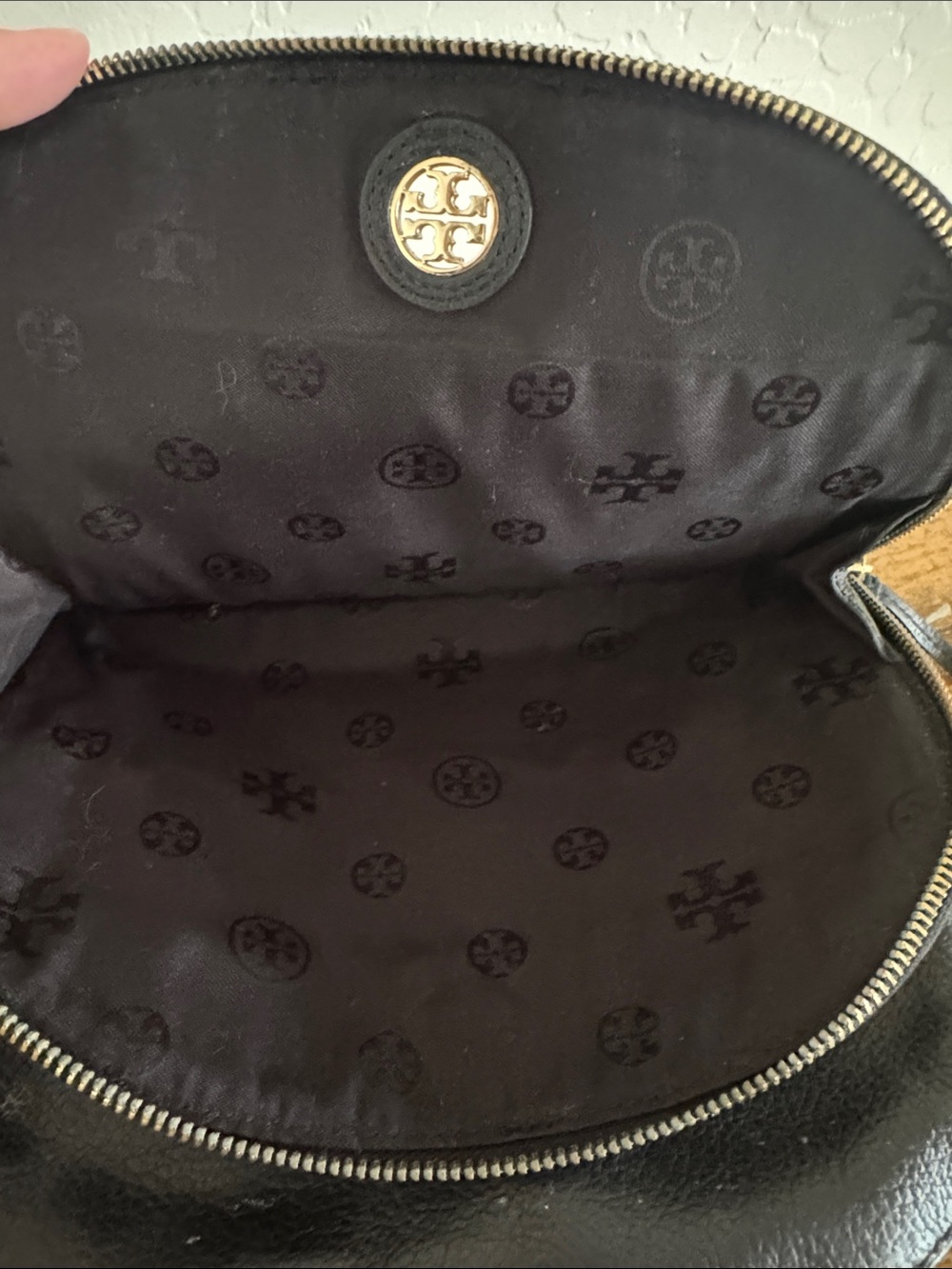 Tory Burch Black Pebbled Leather Crossbody with Gold Logo - Picture 5 of 9